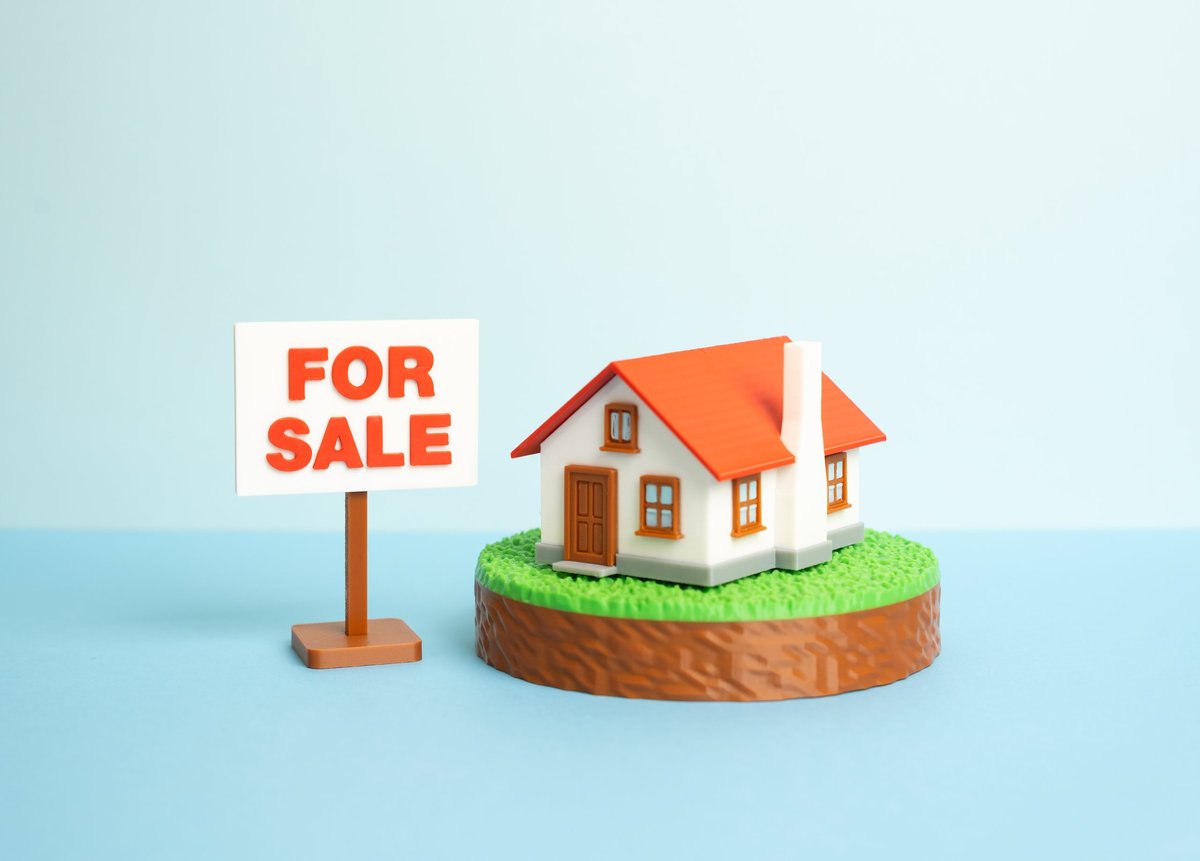 House with land for sale, representing a real estate opportunity